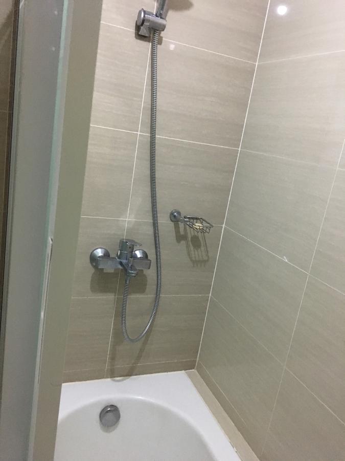 De Luxe 7Qrs Apartment Manila Bagian luar foto